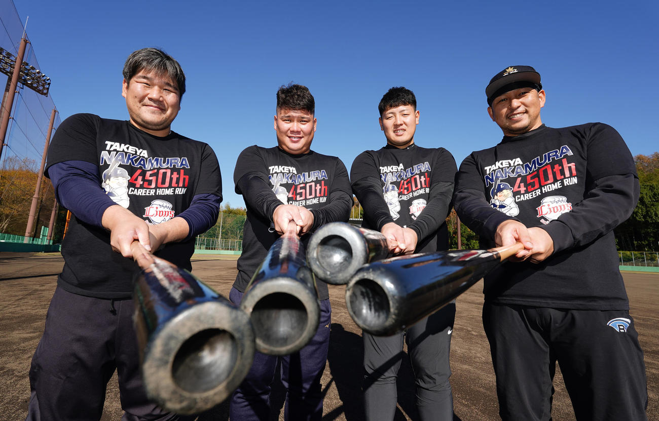 合同自主トレを終え笑顔でポーズをとる、左から西武中村、西武渡部、巨人岡本和、巨人中島（2022年12月撮影）