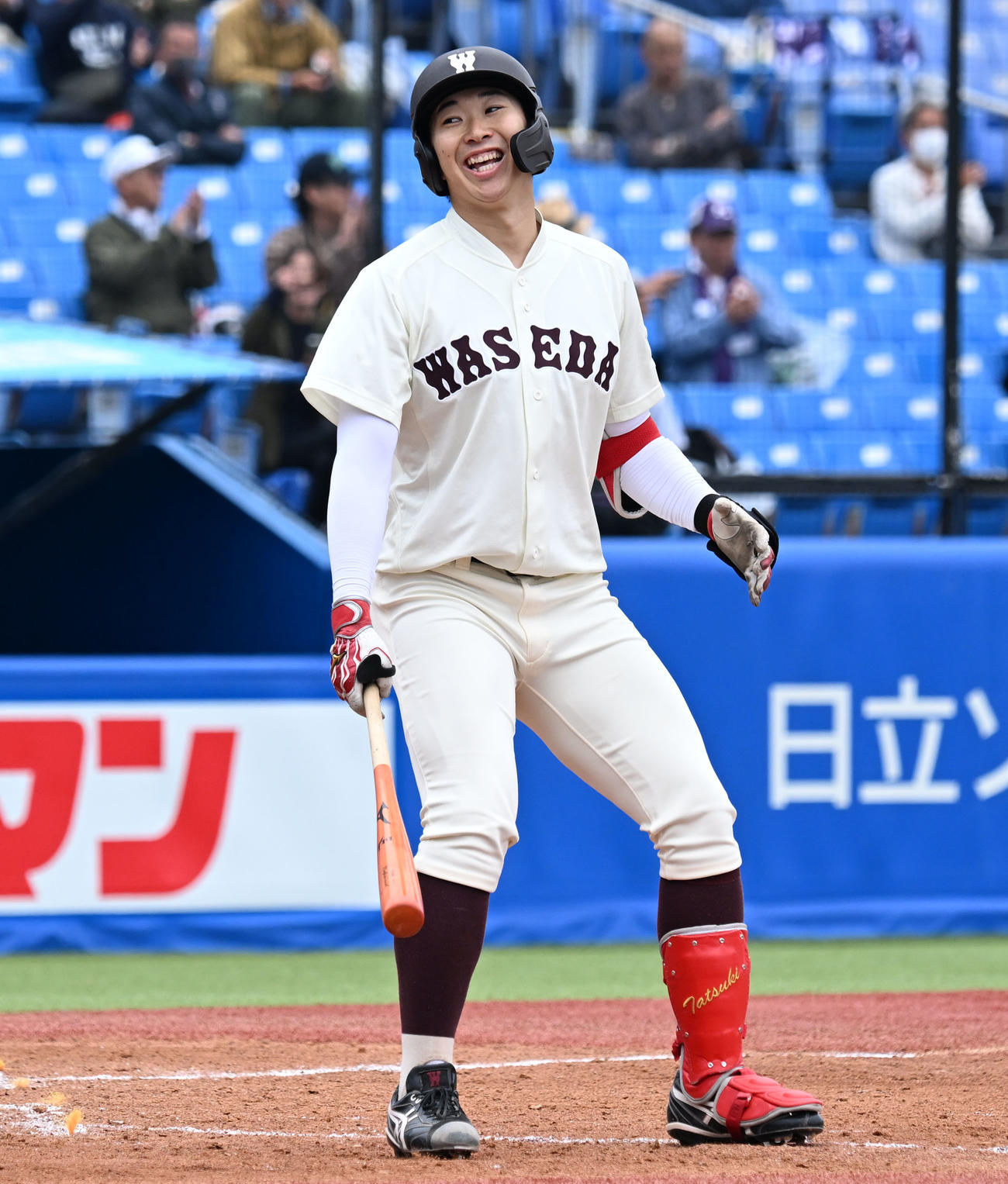 東京六大学野球　早大対明大　5回裏早大2死二塁、好機に見逃し三振に倒れ、苦笑いを浮かべる伊藤樹（撮影・千葉一成）