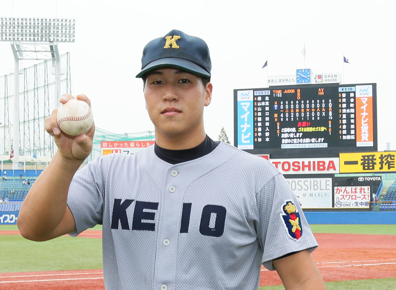 16年9月、無安打無得点試合を達成した慶大・加藤拓はスコアボードを背にポーズをとる