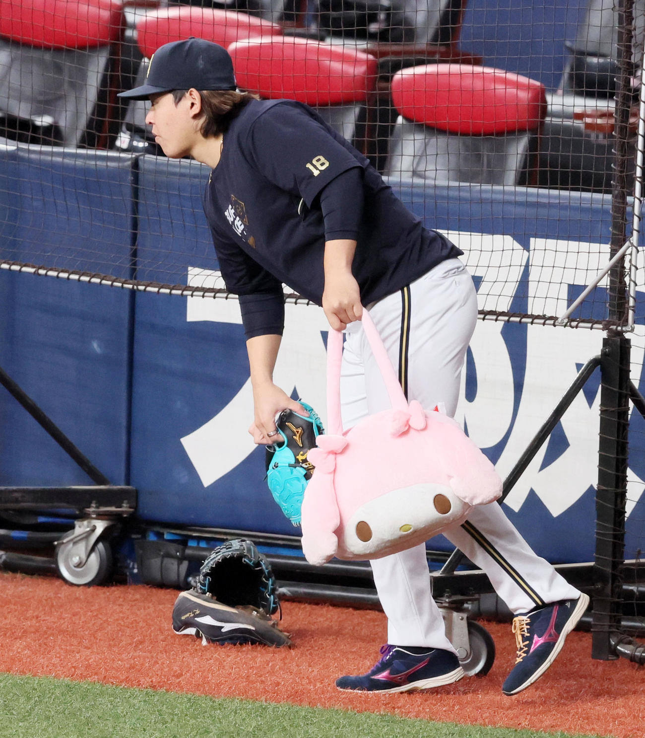マイメロのフェイス形ビッグトートバッグを持って歩き出すオリックス宮城（2025年3月撮影）