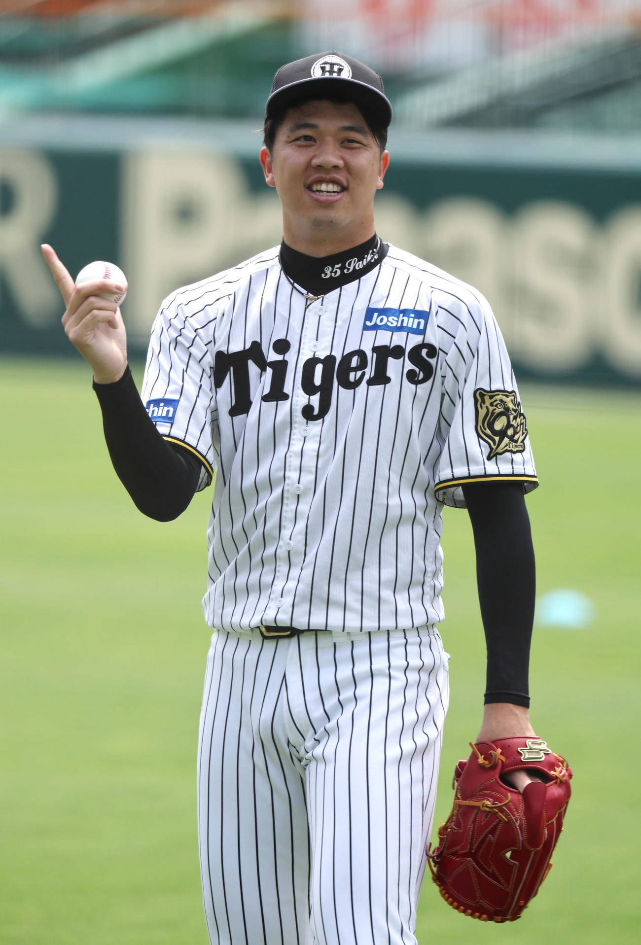 練習中、笑顔を見せる阪神才木（撮影・西尾就之）
