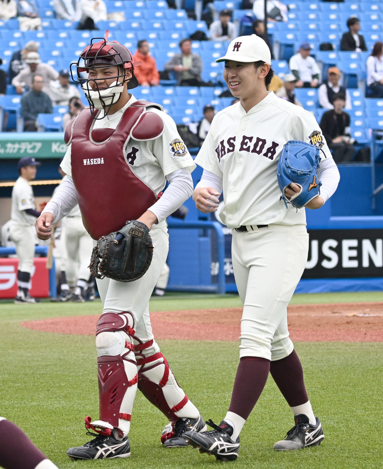 東京六大学野球　早大対明大　ピンチを逃げ切った2回の投球を終え、捕手吉田瑞とベンチに戻る早大・伊藤樹（撮影・千葉一成）