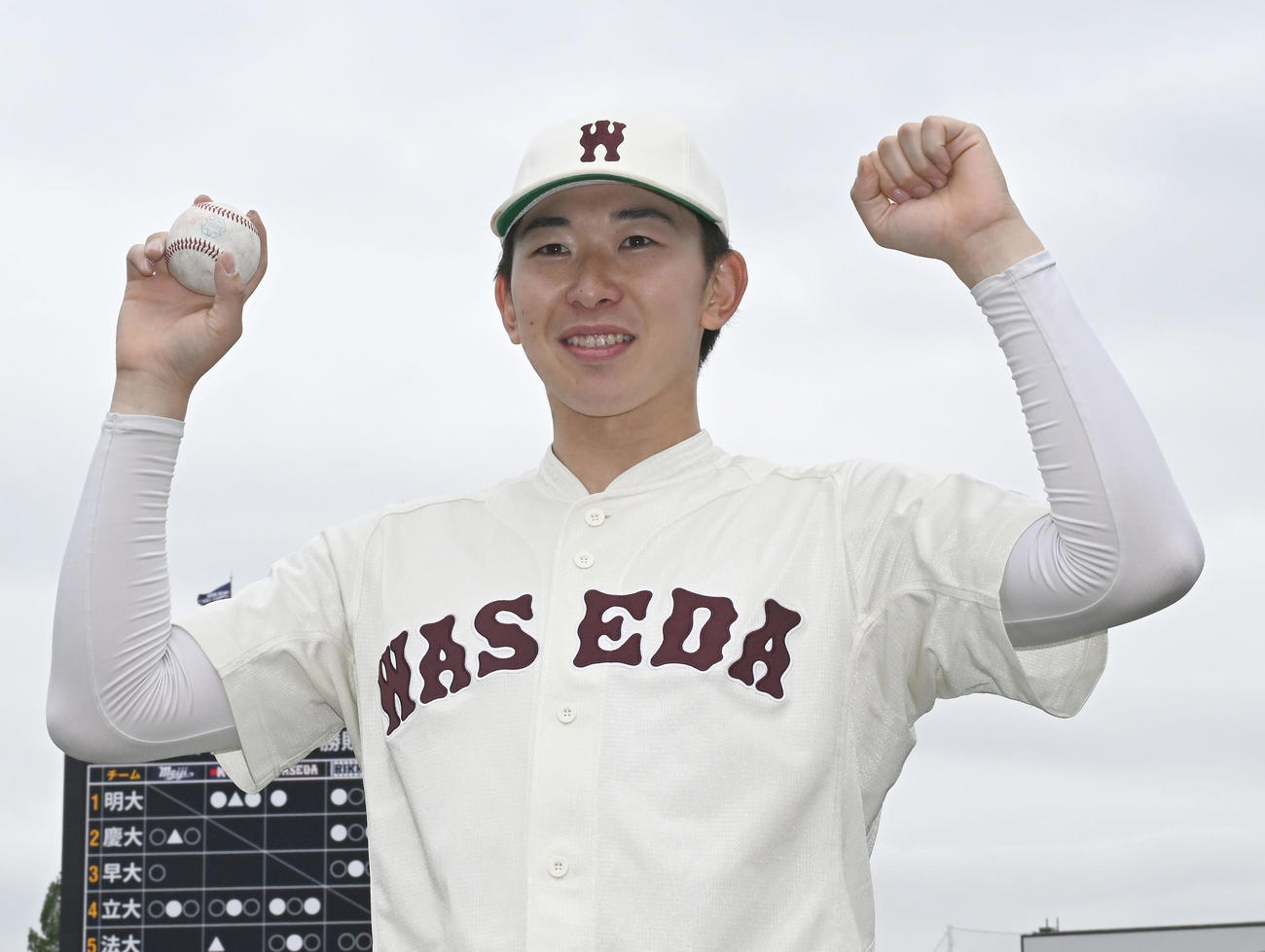 東京六大学野球　早大対明大　ノーヒットノーランを達成し、喜ぶ早大・伊藤樹（撮影・千葉一成）