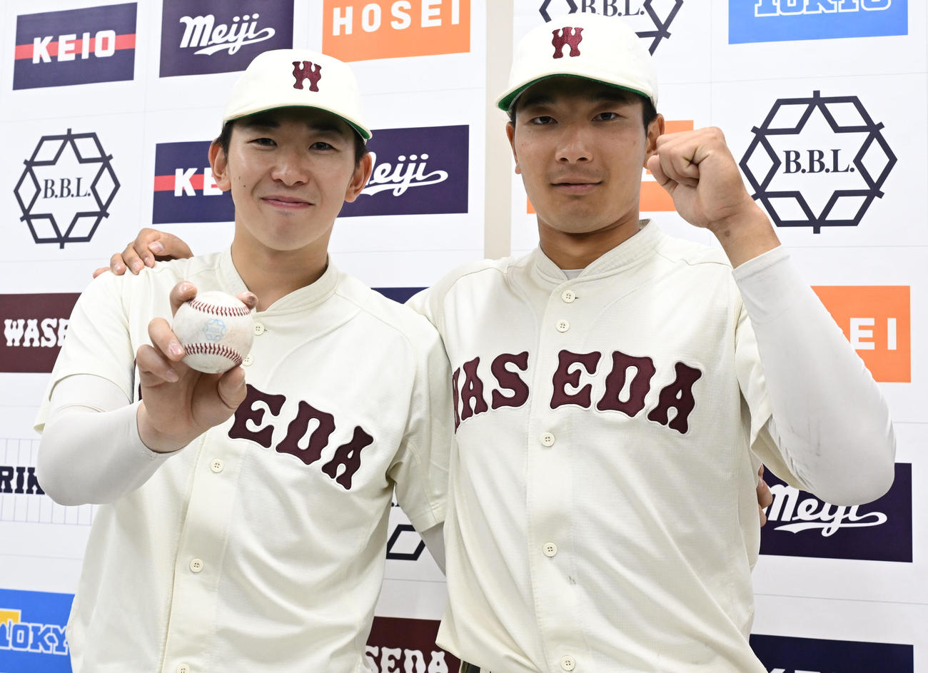 東京六大学野球　早大対明大　試合後、ポーズをとるノーヒットノーランを達成した伊藤樹（左）とサヨナラ打の寺尾（撮影・千葉一成）