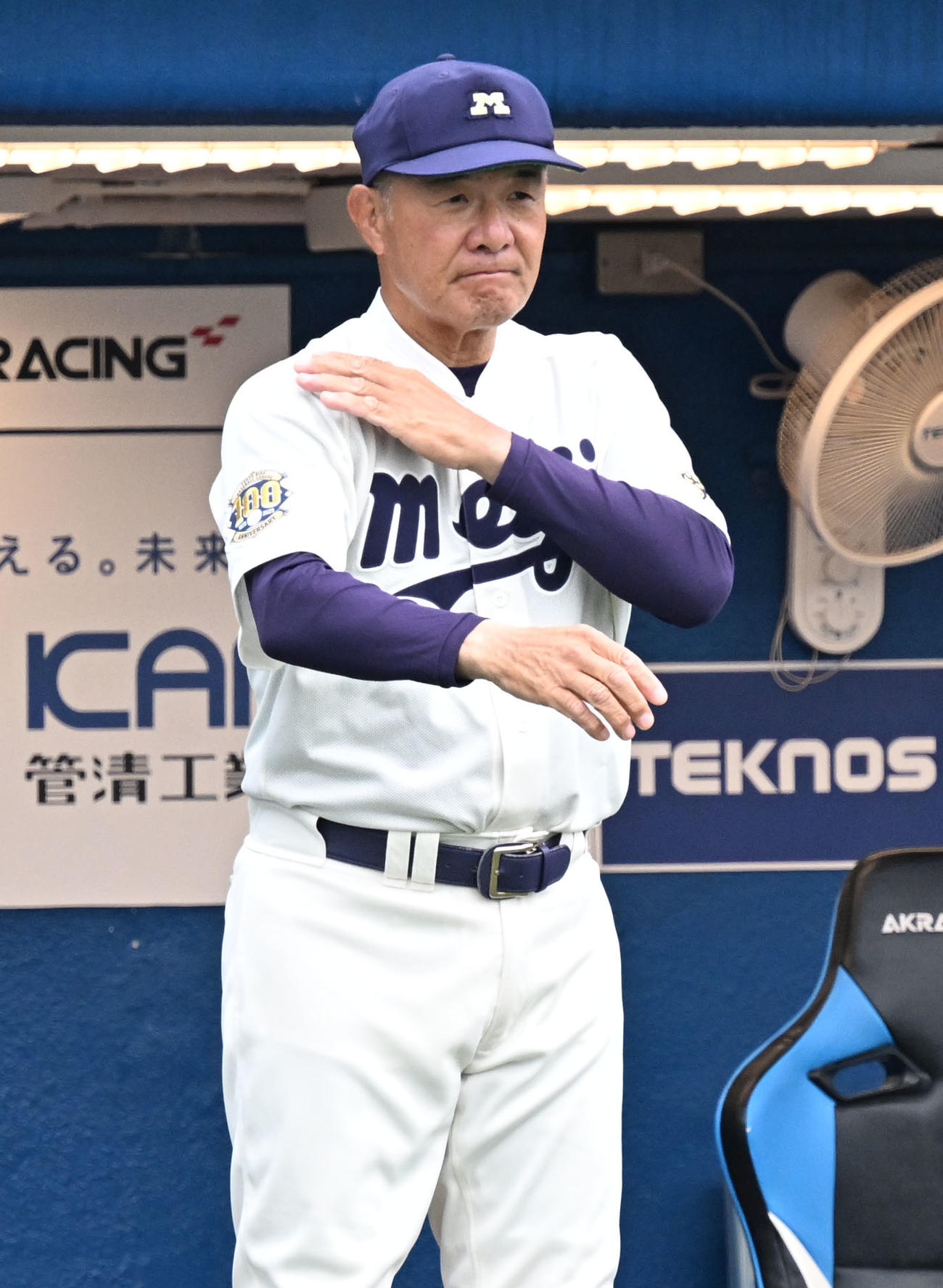 東京六大学野球　早大対明大　2回表、ベンチからサインを送る明大の戸塚監督（撮影・千葉一成）