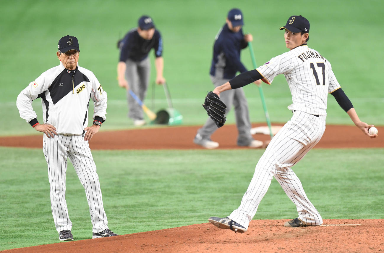 第4回ワールド・ベースボール・クラシック（WBC）　1次ラウンド・B組　日本対中国　権藤博投手コーチ（左）は日本2番手で登板する藤浪晋太郎をチェックする（2017年3月10日撮影）