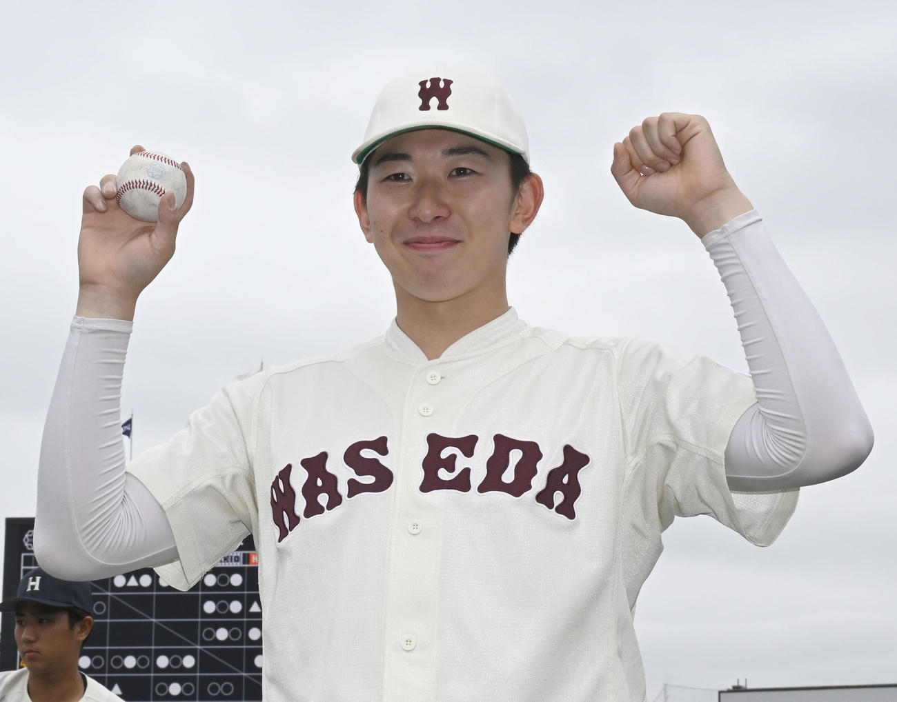 東京六大学野球　早大対明大　ノーヒットノーランを達成し、喜ぶ早大・伊藤樹（撮影・千葉一成）