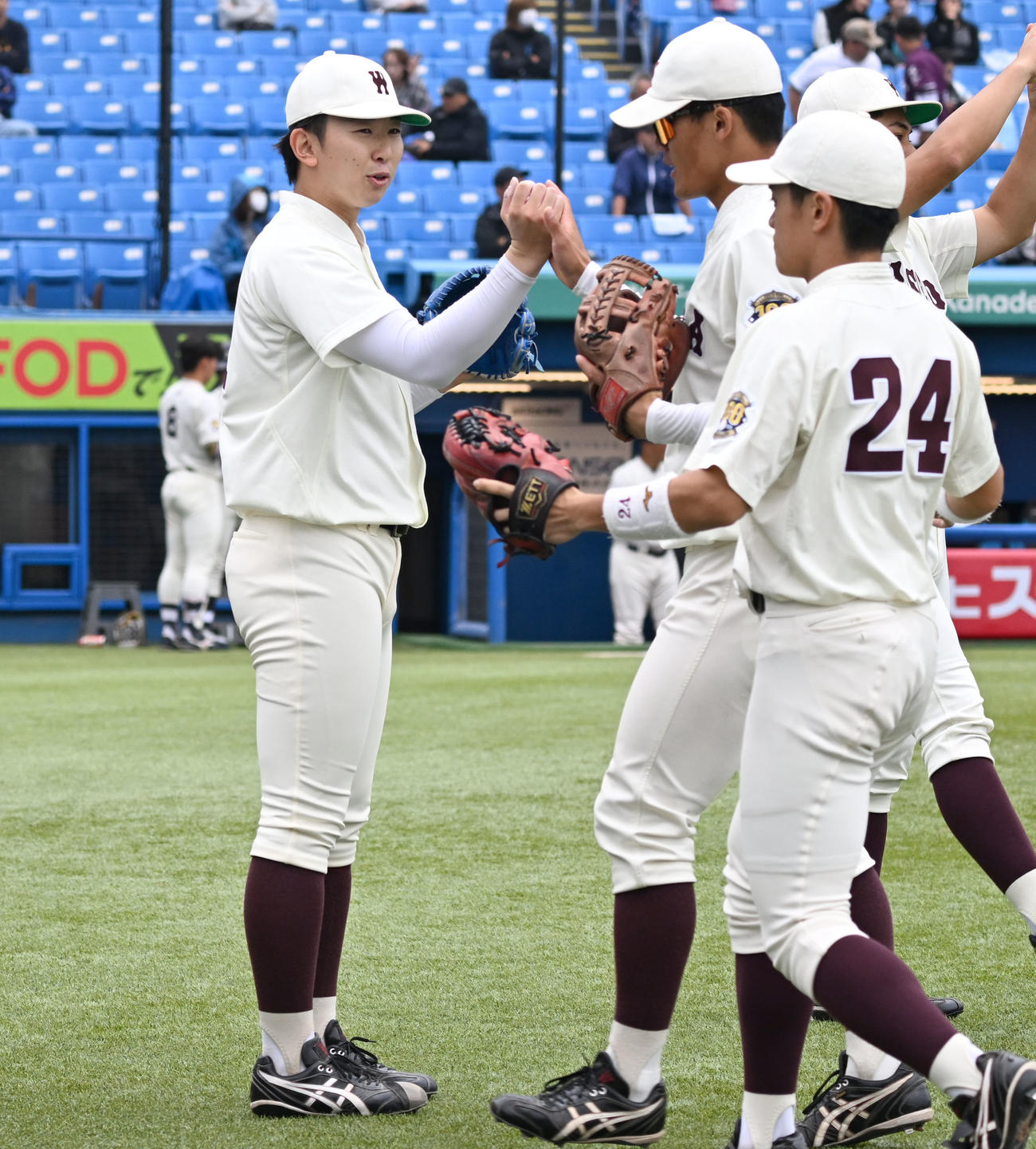東京六大学野球　早大対明大　ピンチを逃げ切った2回の投球を終え、ナインをタッチで迎える早大・伊藤樹（左）（撮影・千葉一成）