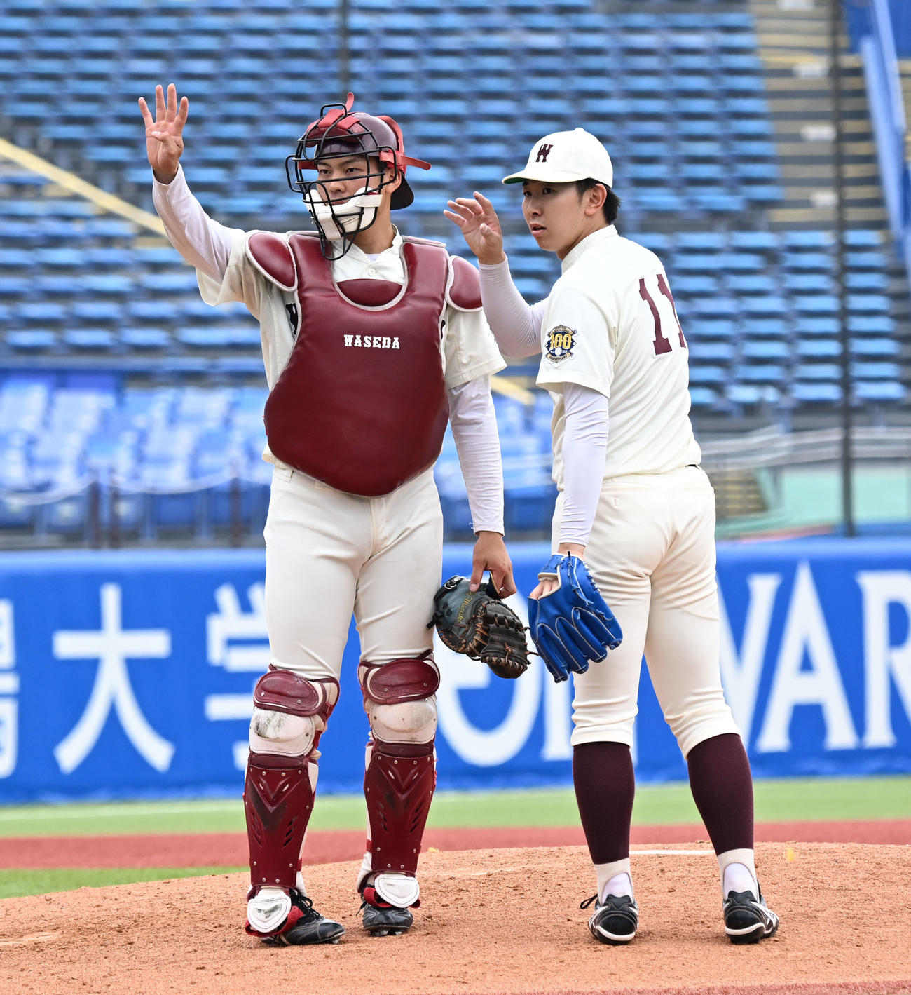 東京六大学野球　早大対明大　7回表明大1死一塁、打席に福原聖矢を迎え、ベンチに敬遠のサインを送る伊藤樹と捕手吉田（撮影・千葉一成）