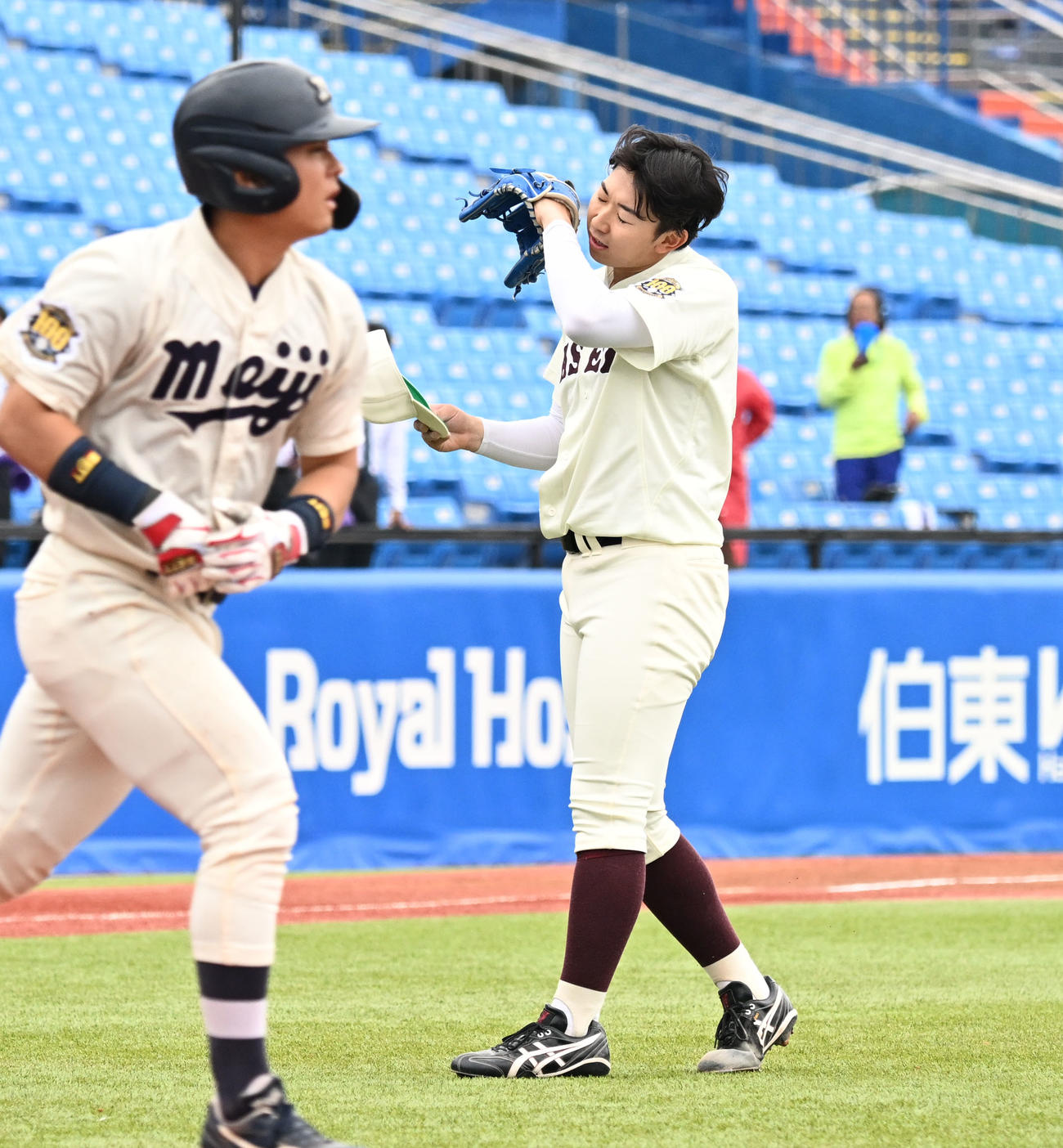 東京六大学野球　早大対明大　＝2025年5月19日　2回表明大1死一、二塁、福原（左）に死球を与えた早大・伊藤樹（撮影・千葉一成）