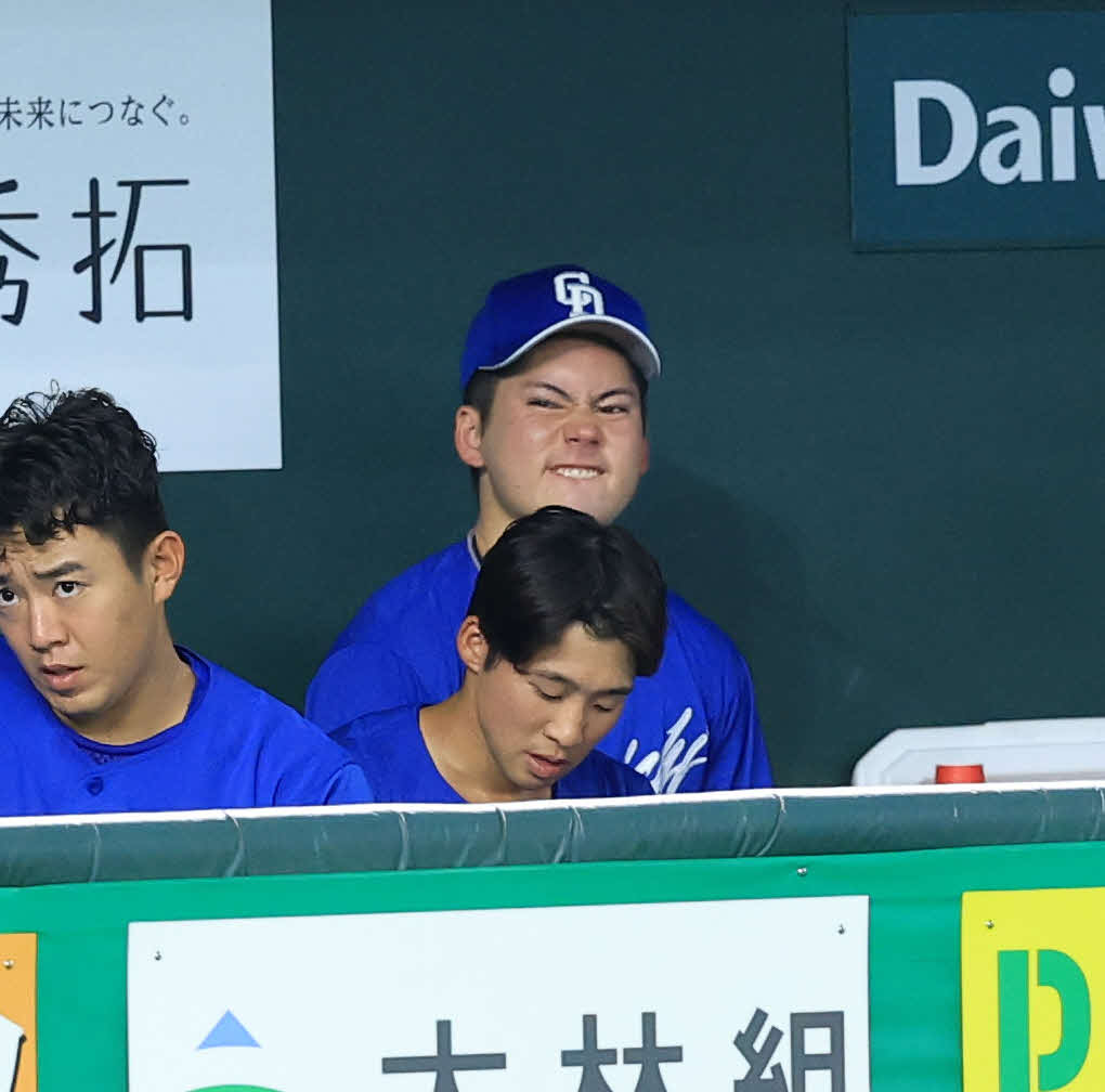 16日巨人戦の7回、代打を送られベンチで悔しそうな表情の金丸