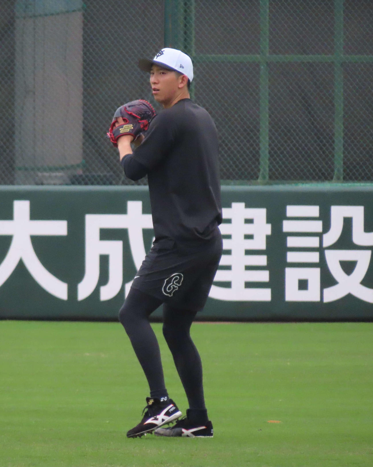 キャッチボールをする巨人戸郷（撮影・水谷京裕）