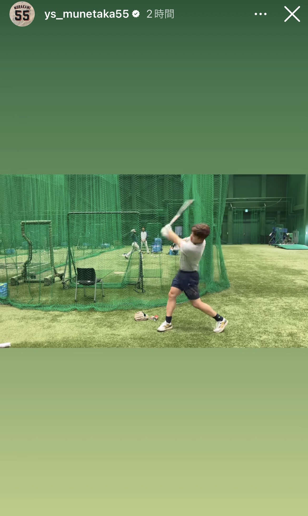 フルスイングを披露する村上宗隆（ヤクルト村上のインスタグラムから）