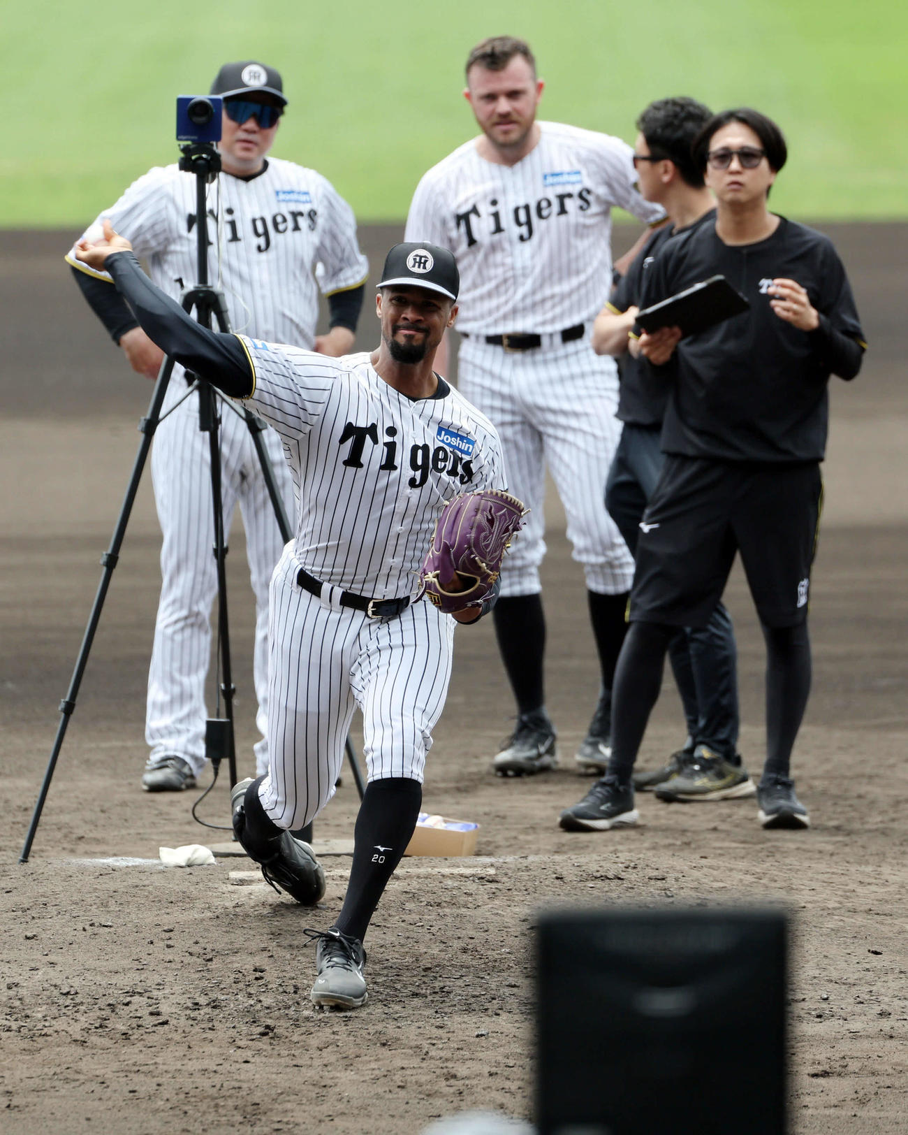 トラックマンで計測しながら投球練習を行う阪神デュプランティエ。後方右はビーズリー、同左は安藤コーチ（撮影・西尾就之）