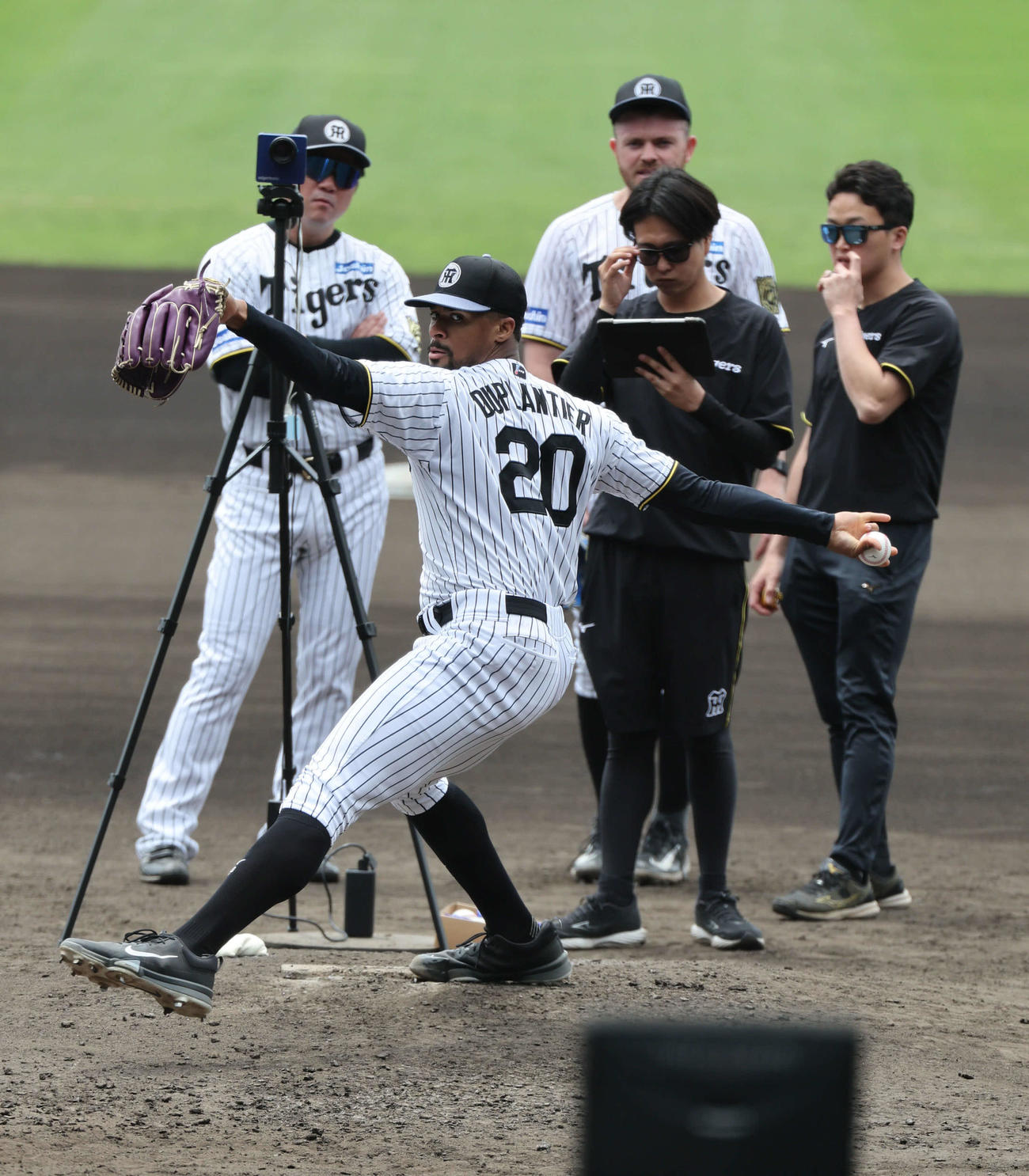 トラックマンで計測しながら投球練習を行う阪神デュプランティエ。後方右はビーズリー、同左は安藤コーチ（撮影・西尾就之）