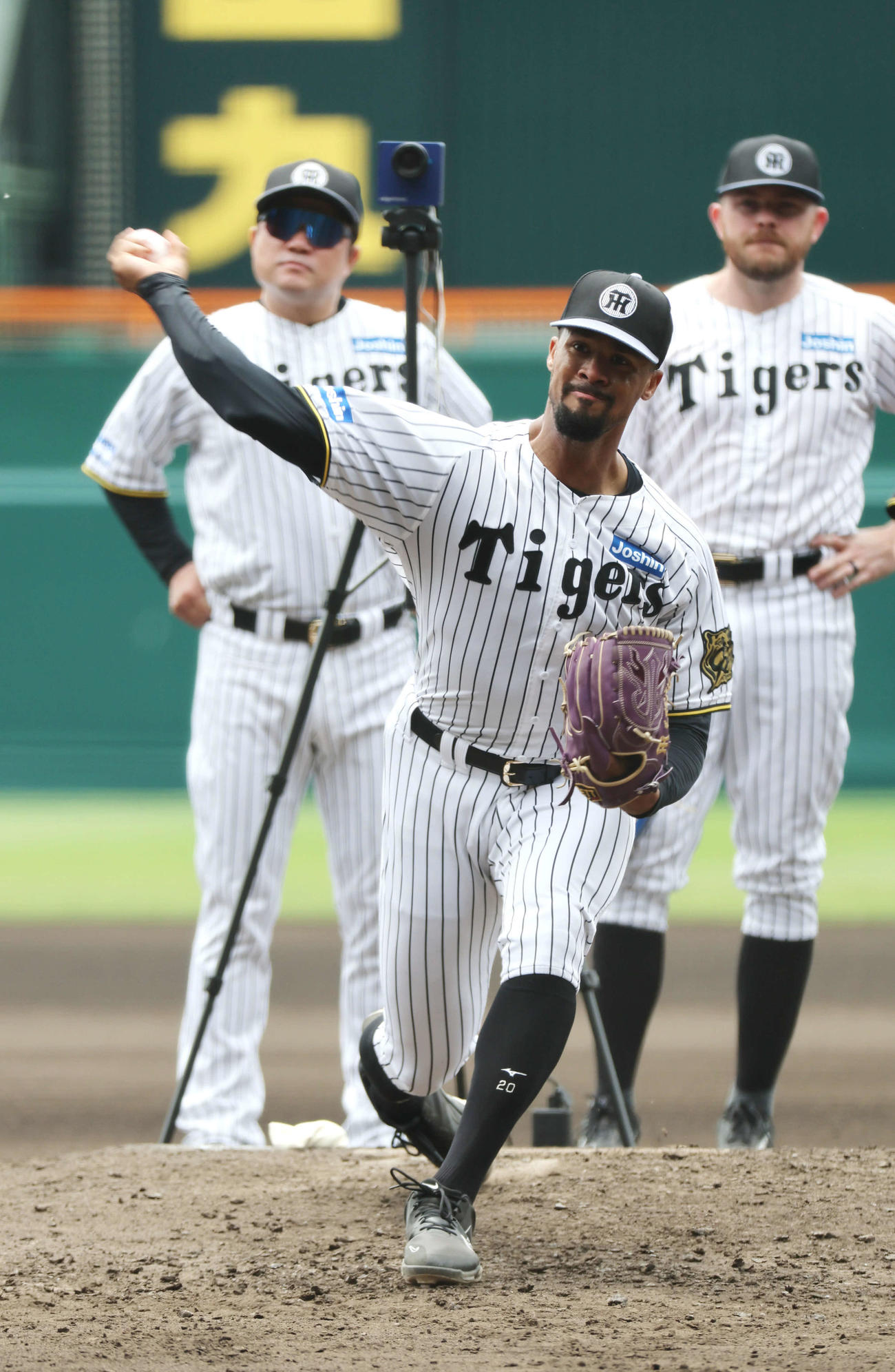 トラックマンで計測しながら投球練習を行う阪神デュプランティエ。後方右はビーズリー、同左は安藤コーチ（撮影・西尾就之）