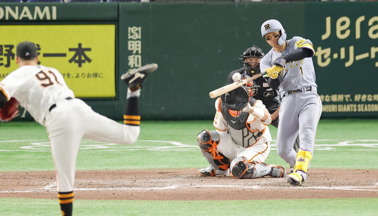 巨人対阪神　9回表阪神無死一塁、堀田から左二塁打を放つ森下翔太（2025年5月5日撮影）