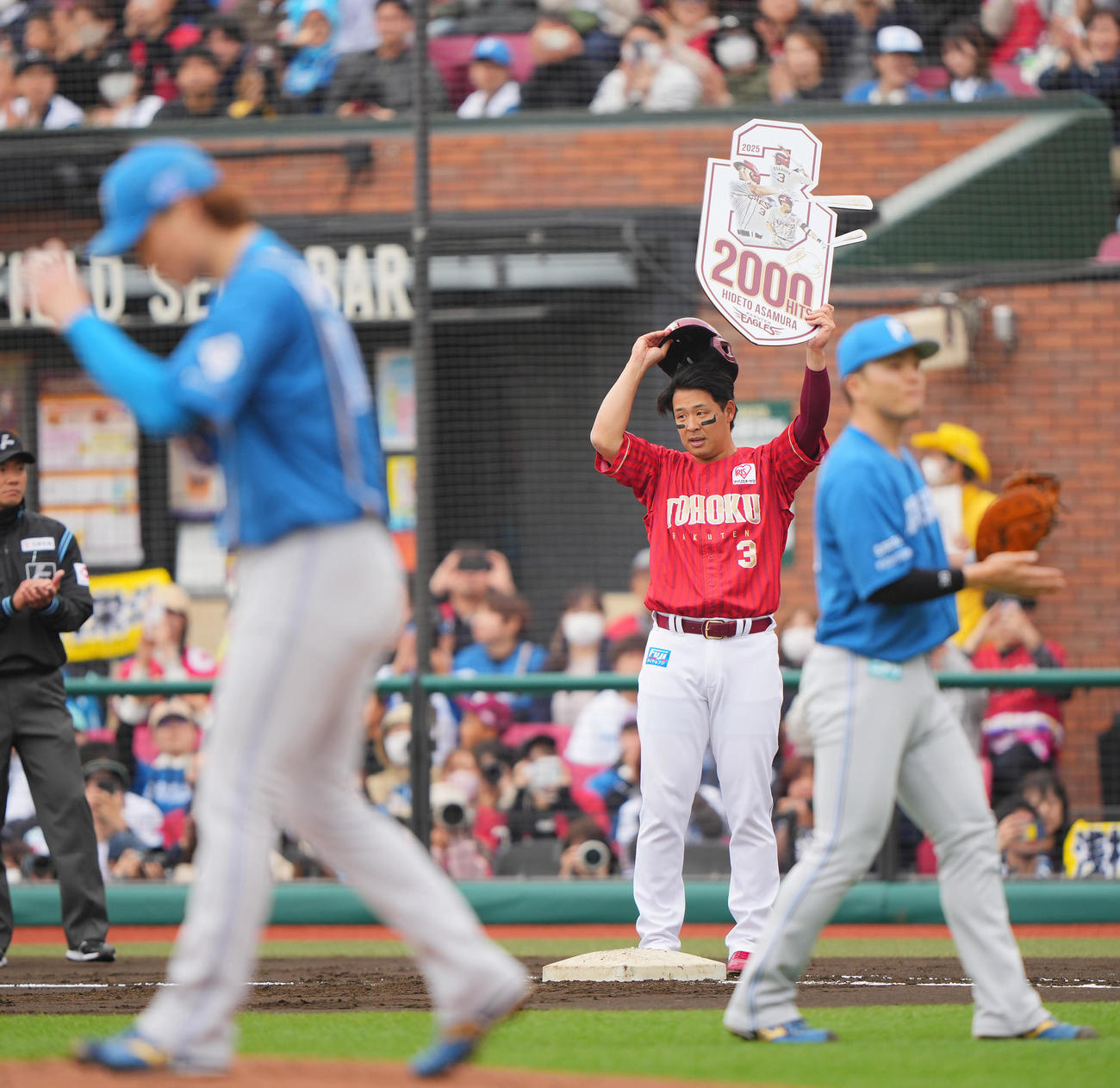 楽天対日本ハム　1回裏楽天1死二塁、通算2000安打となる先制適時打を放ち記念ボードを掲げる浅村（撮影・垰建太）