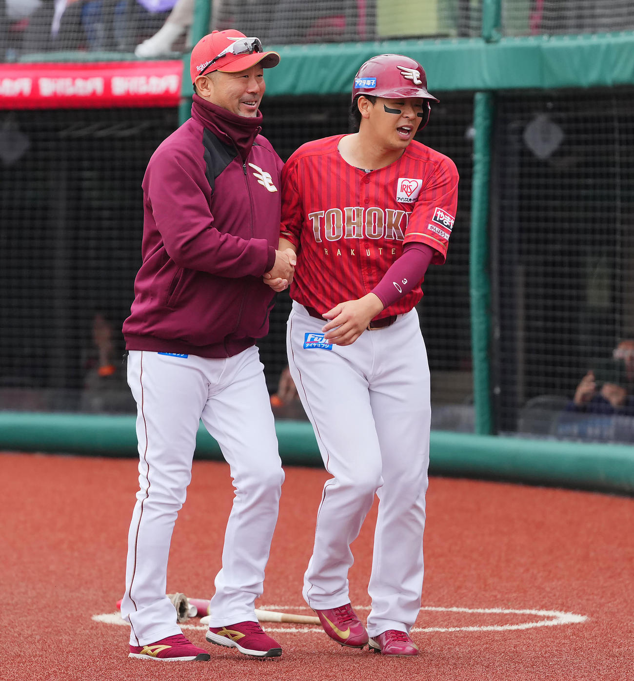 楽天対日本ハム　1回裏楽天2死満塁、宗山の適時打で生還した浅村（右）は三木監督と笑顔で握手を交わす（撮影・垰建太）