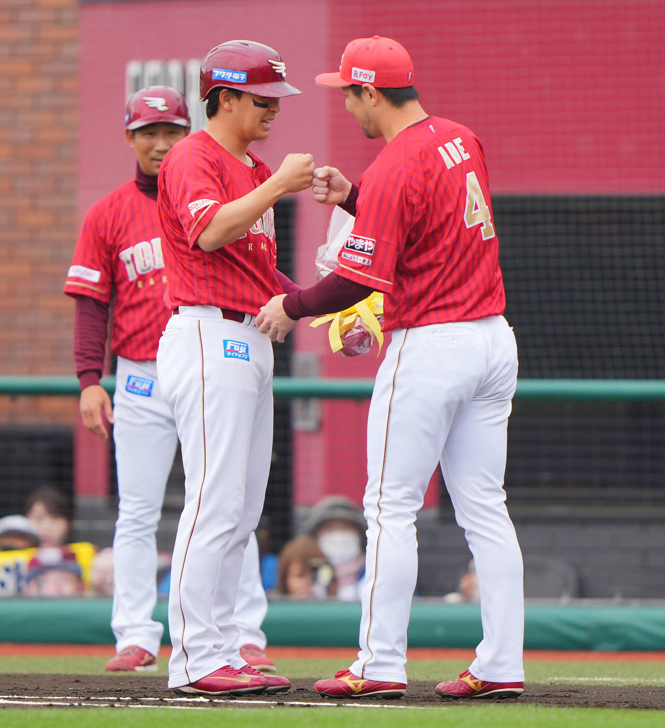 楽天対日本ハム　1回裏楽天1死二塁、通算2000安打となる先制適時打を放ち阿部（右）から花束を受け取る浅村（撮影・垰建太）