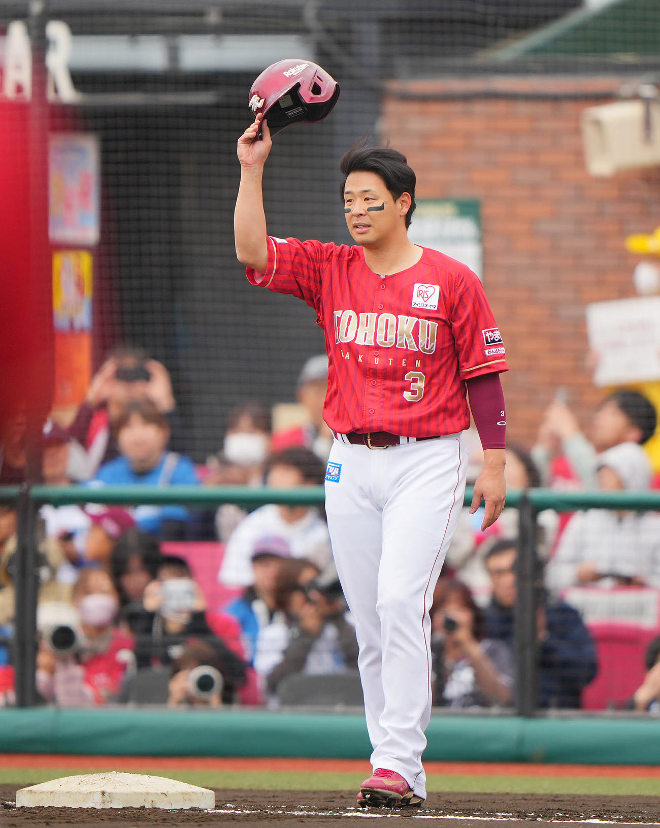 楽天対日本ハム　1回裏楽天1死二塁、通算2000安打となる先制適時打を放ちファンの拍手に応える浅村（撮影・垰建太）