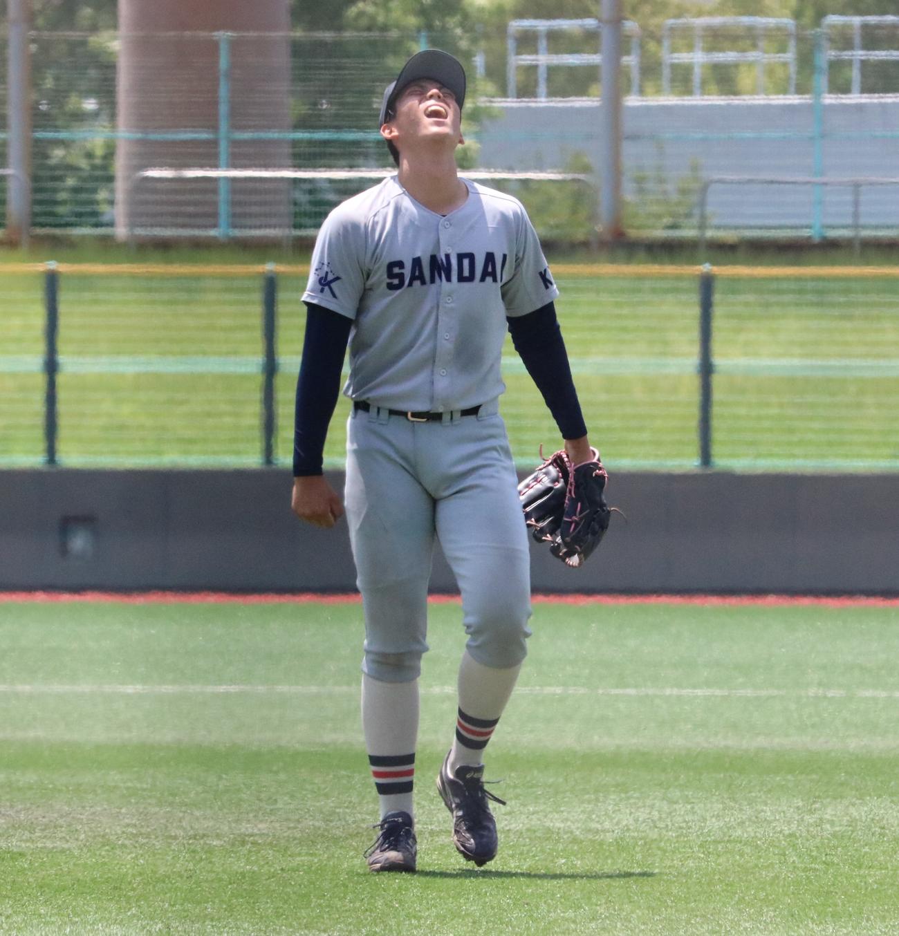 京産大の由上が初完封勝利してホッとした表情を見せる（撮影・林亮佑）