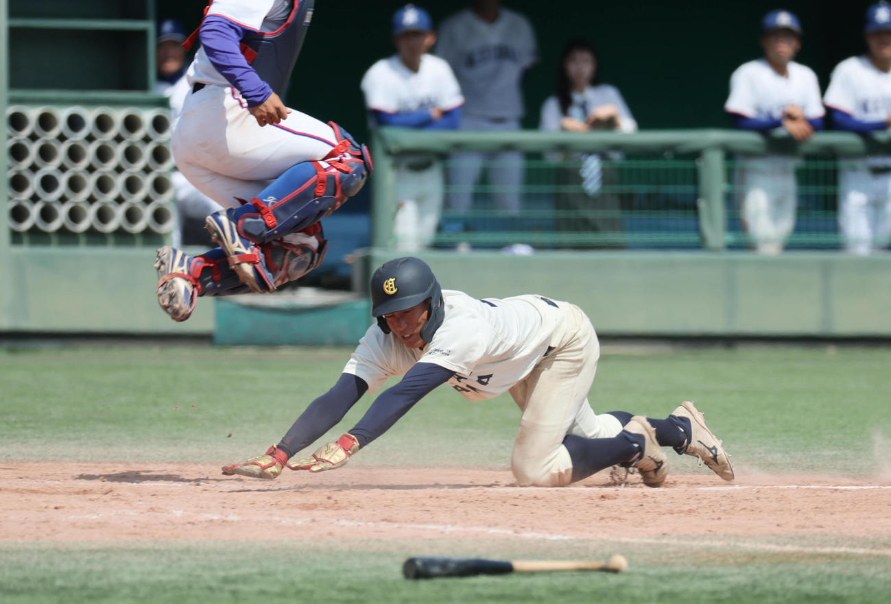 大経大対大商大　5回裏大商大2死一、二塁、中田千尋は山口滉起の中前適時打で生還する（撮影・宮崎幸一）