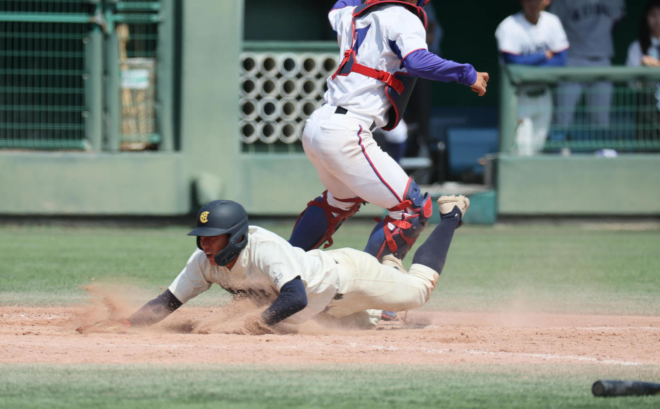 大経大対大商大　5回裏大商大2死一、二塁、中田千尋は山口滉起の中前適時打で生還する（撮影・宮崎幸一）