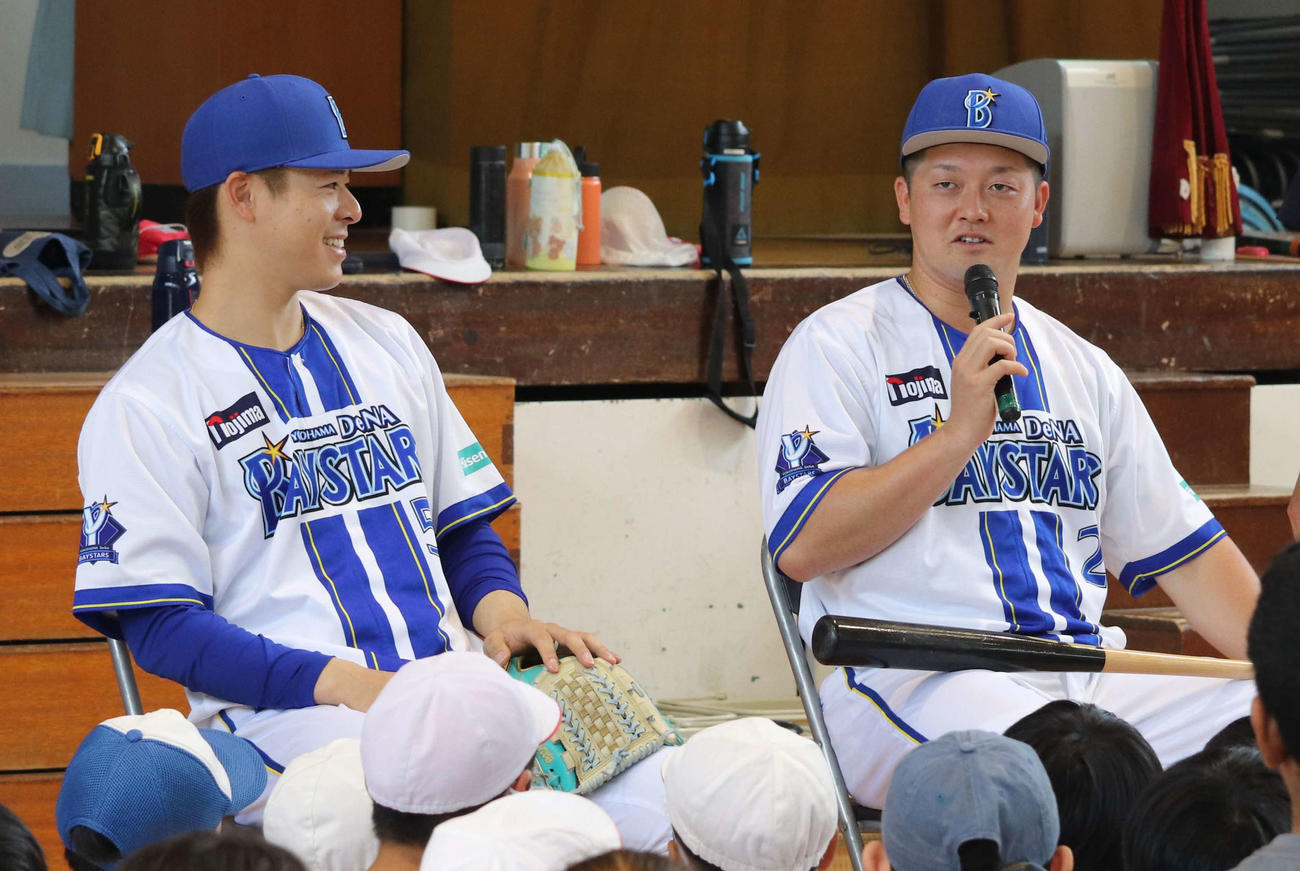 横浜市内の小学校に訪れる「星に願いを」プロジェクトで小学生からの質問に答える（左から）DeNA颯と牧