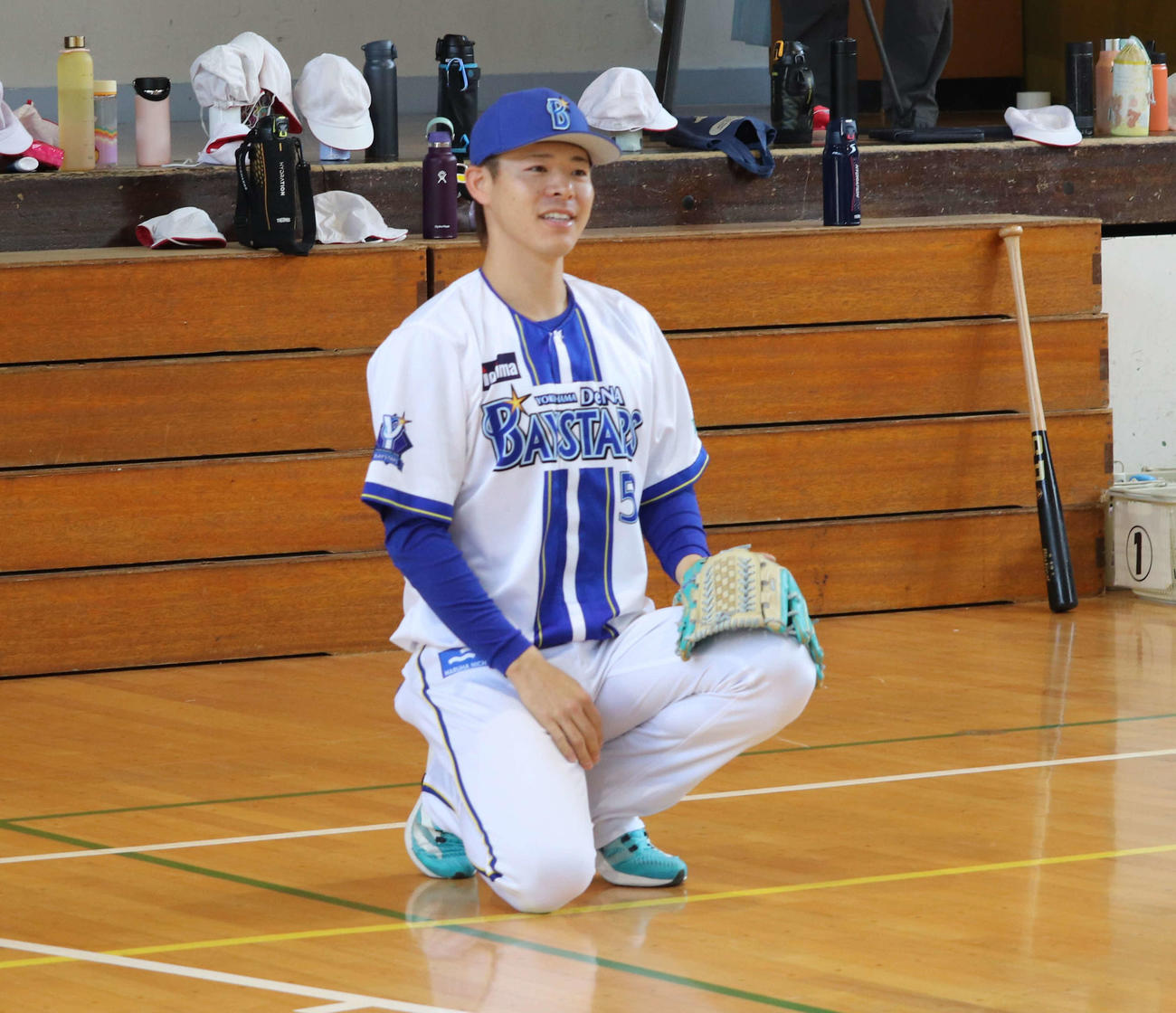 横浜市内の小学校に訪れる「星に願いを」プロジェクトで小学生とキャッチボールを行うDeNA颯