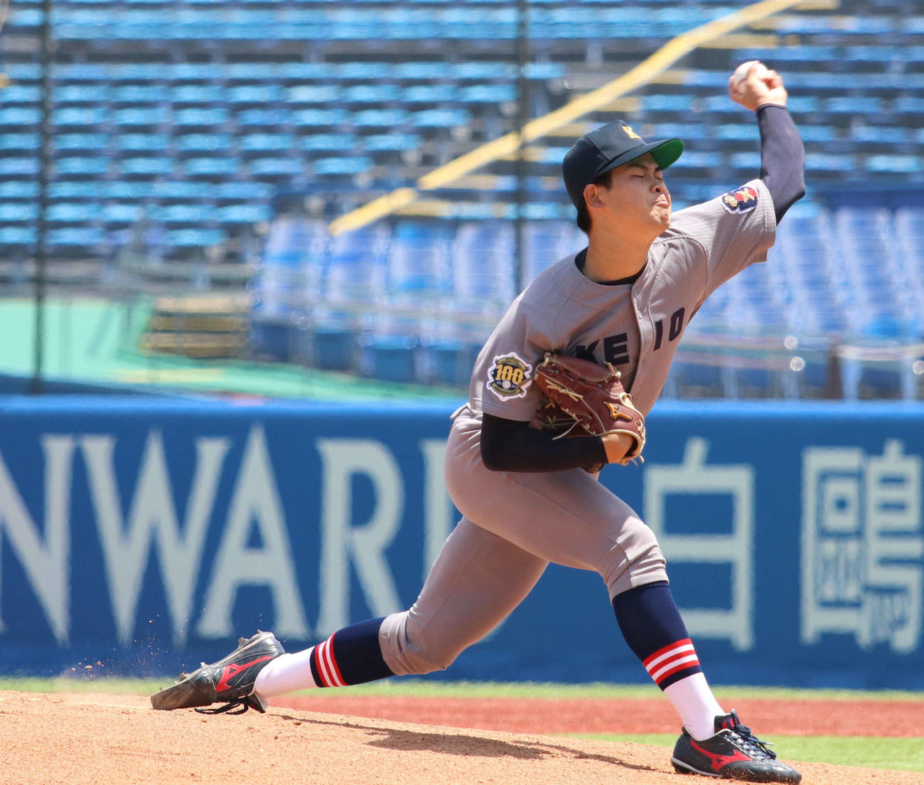 法大対慶大　先発し力投する慶大・渡辺和（撮影・山本佳央）