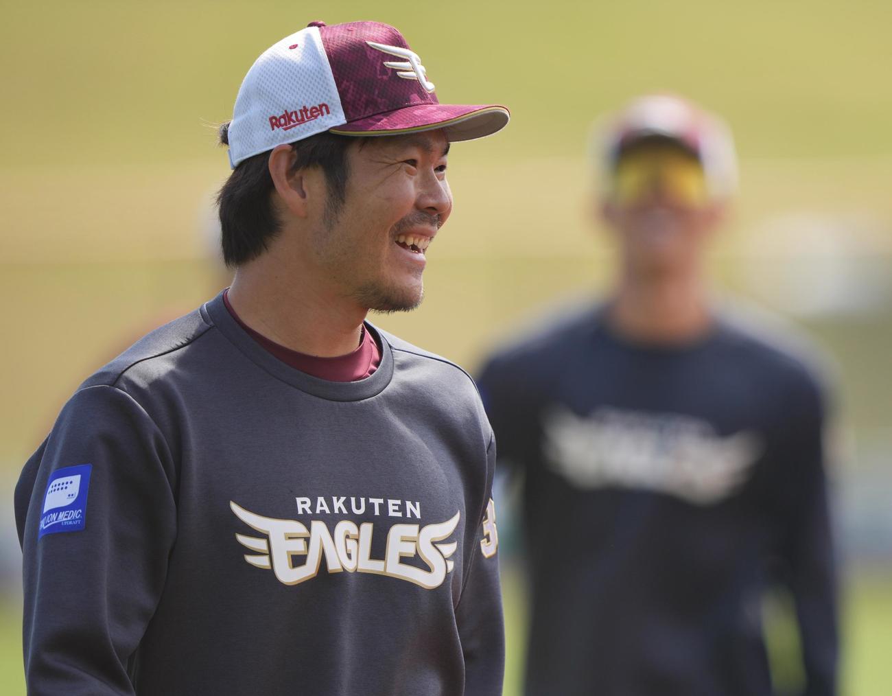 楽天対西武　チームに合流した楽天島内はナインと笑顔を見せる（撮影・垰建太）