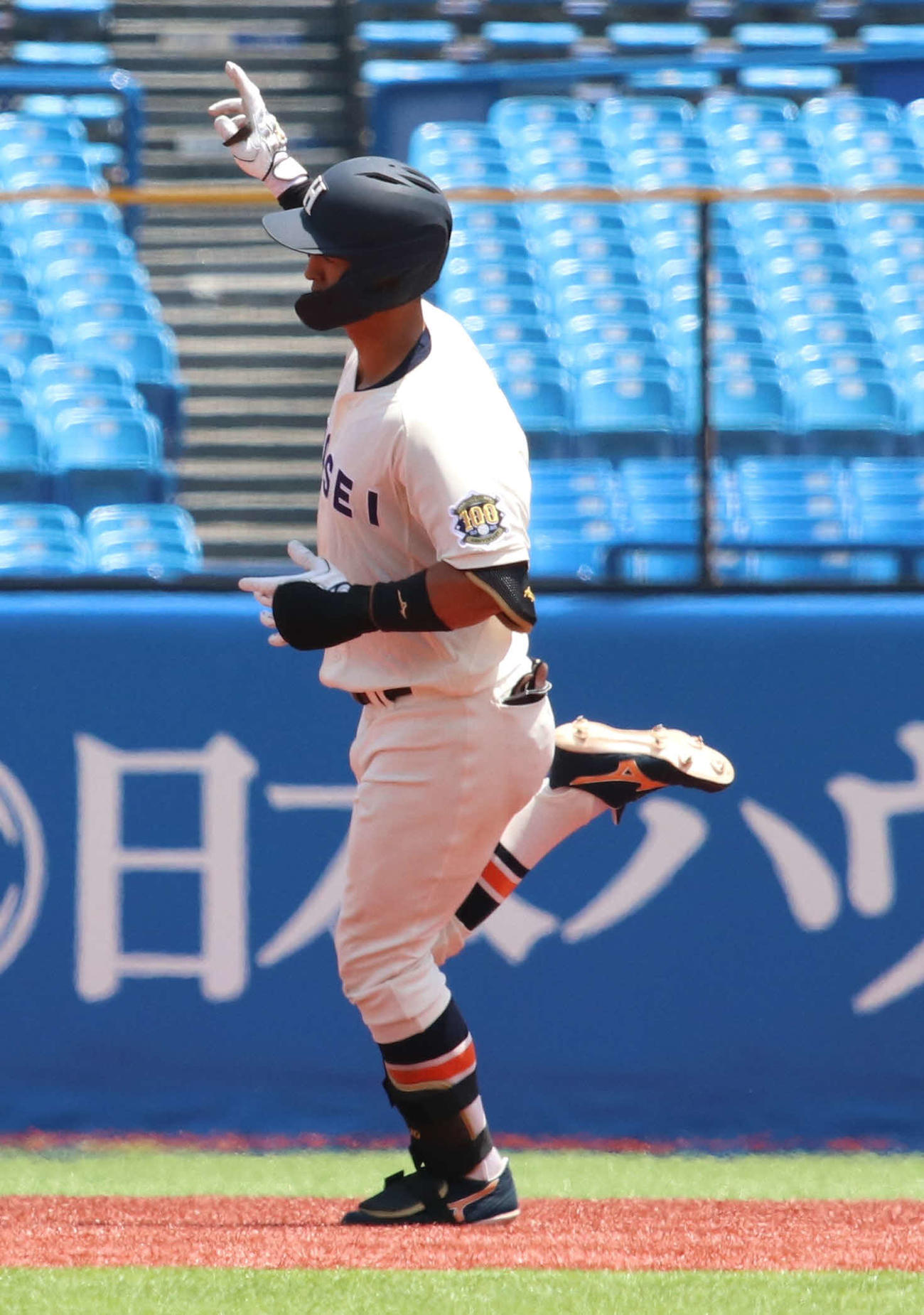 法大対慶大　1回2死二塁、2点本塁打を放ち人さし指を突き上げる法大・松下（撮影・山本佳央）