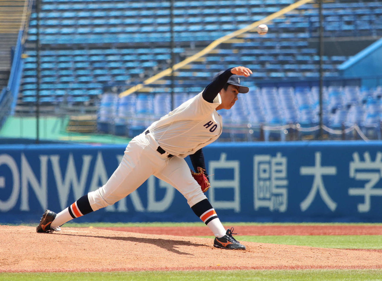 法大対慶大　先発し力投する法大・槙野（撮影・山本佳央）