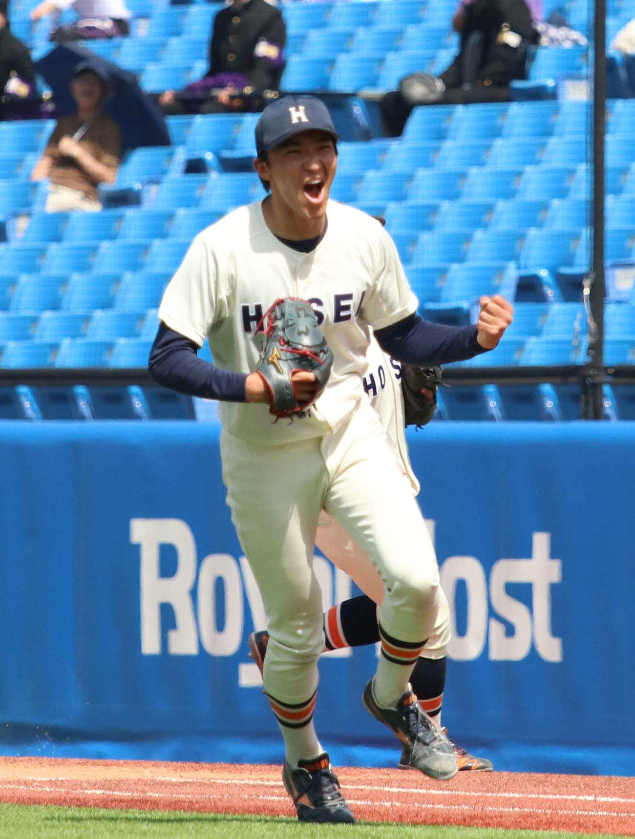 法大対慶大　勝利しガッツポーズをする法大・赤間（撮影・山本佳央）