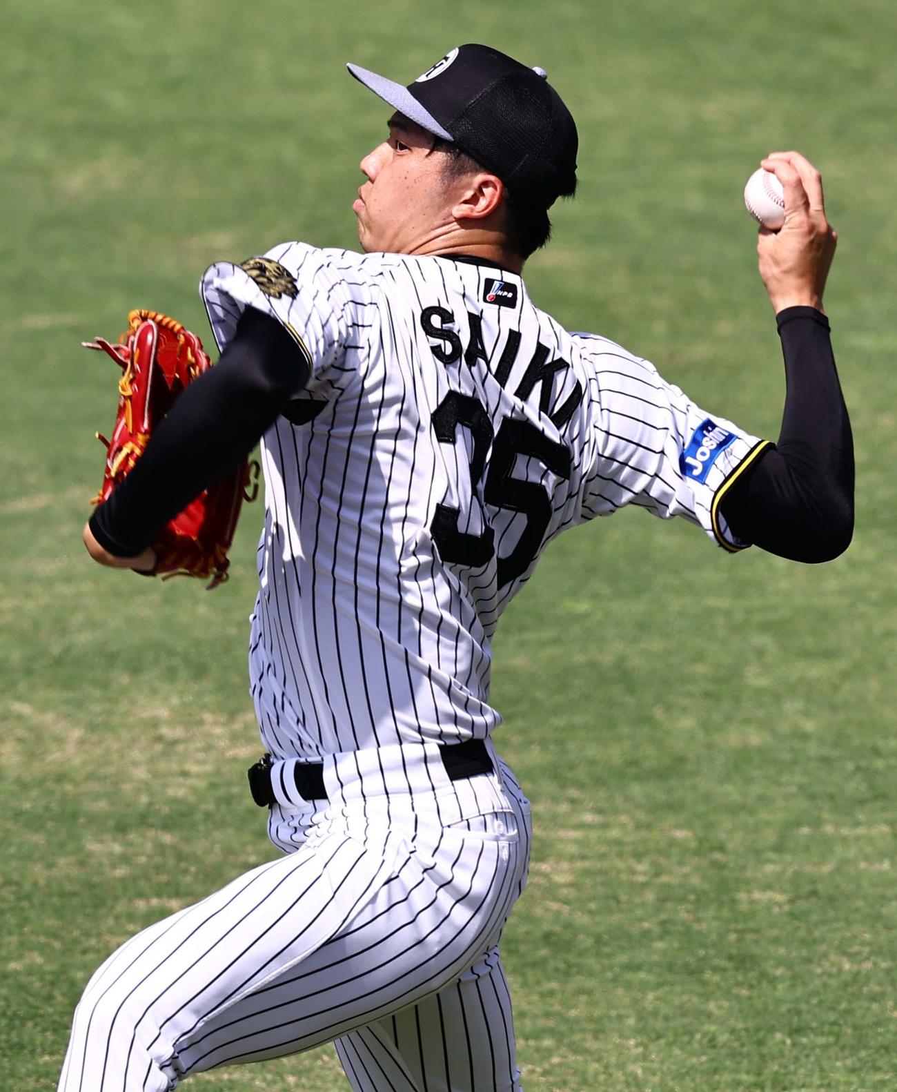 阪神対巨人　キャッチボールをする才木（撮影・上田博志）