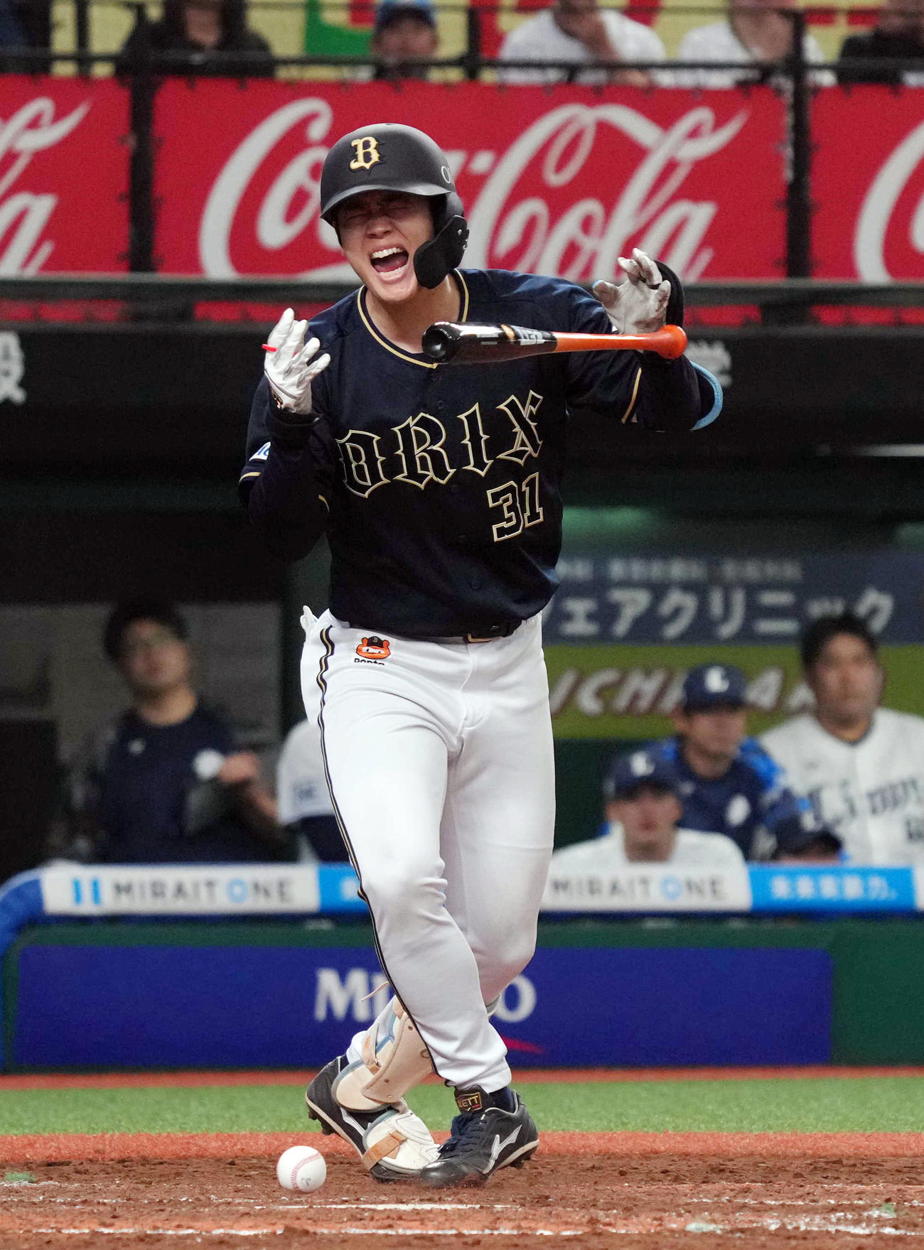 西武対オリックス　9回表オリックス1死満塁、押し出し死球を受け、痛がる太田（2025年5月18日撮影）