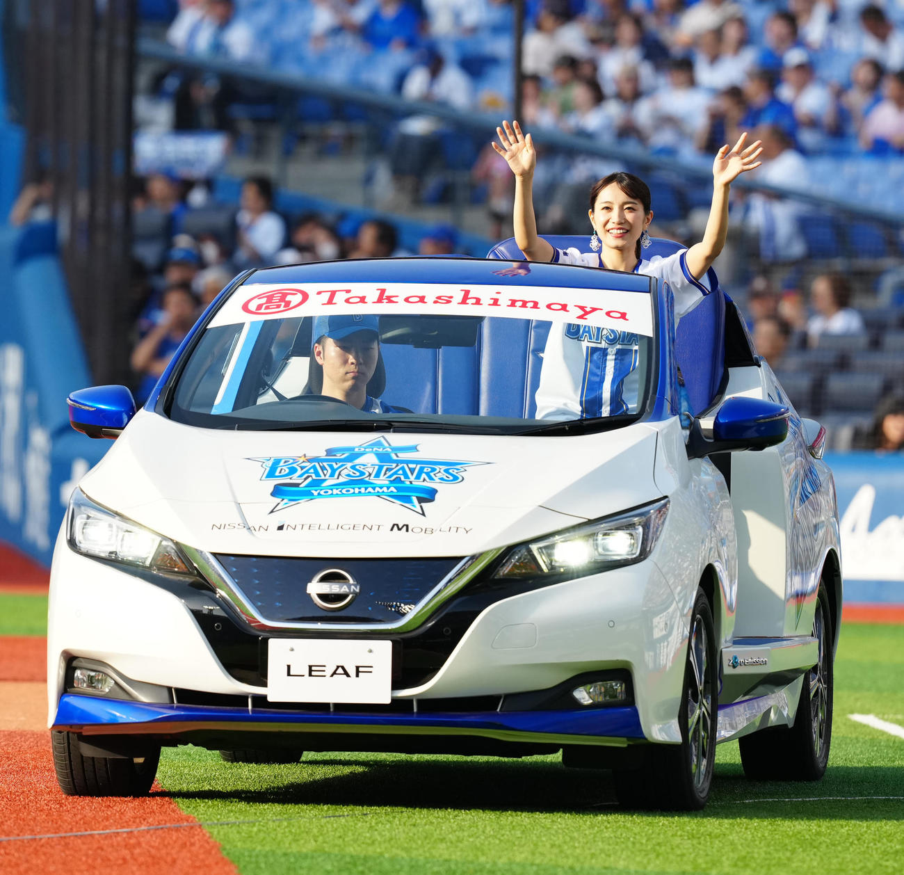 DeNA対中日　試合前のミニライブでリリーフカーに乗って登場するmiwa（右）（撮影・江口和貴）