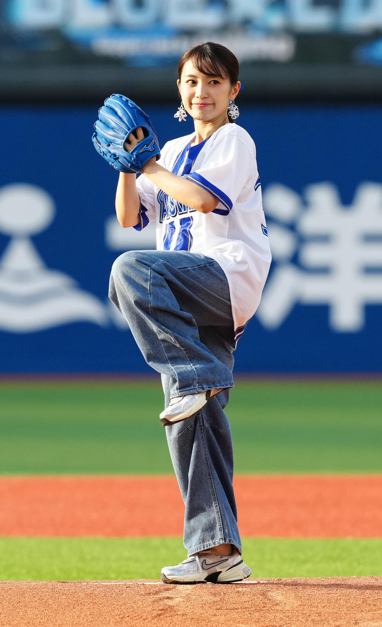 DeNA対中日　試合前、セレモニアルピッチに臨むmiwa（撮影・江口和貴）