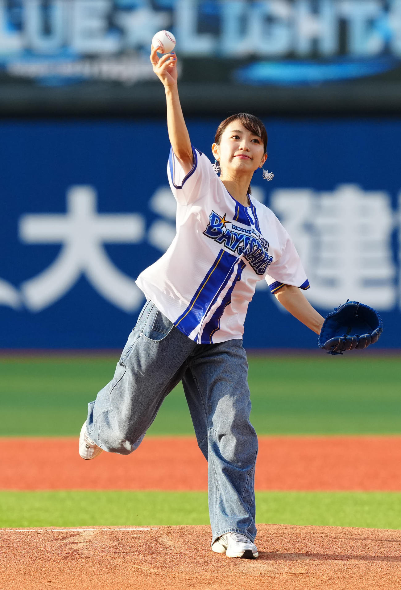 DeNA対中日　試合前、セレモニアルピッチに臨むmiwa（撮影・江口和貴）