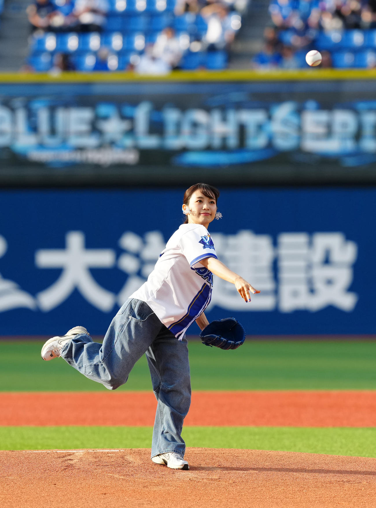DeNA対中日　試合前、セレモニアルピッチに臨むmiwa（撮影・江口和貴）