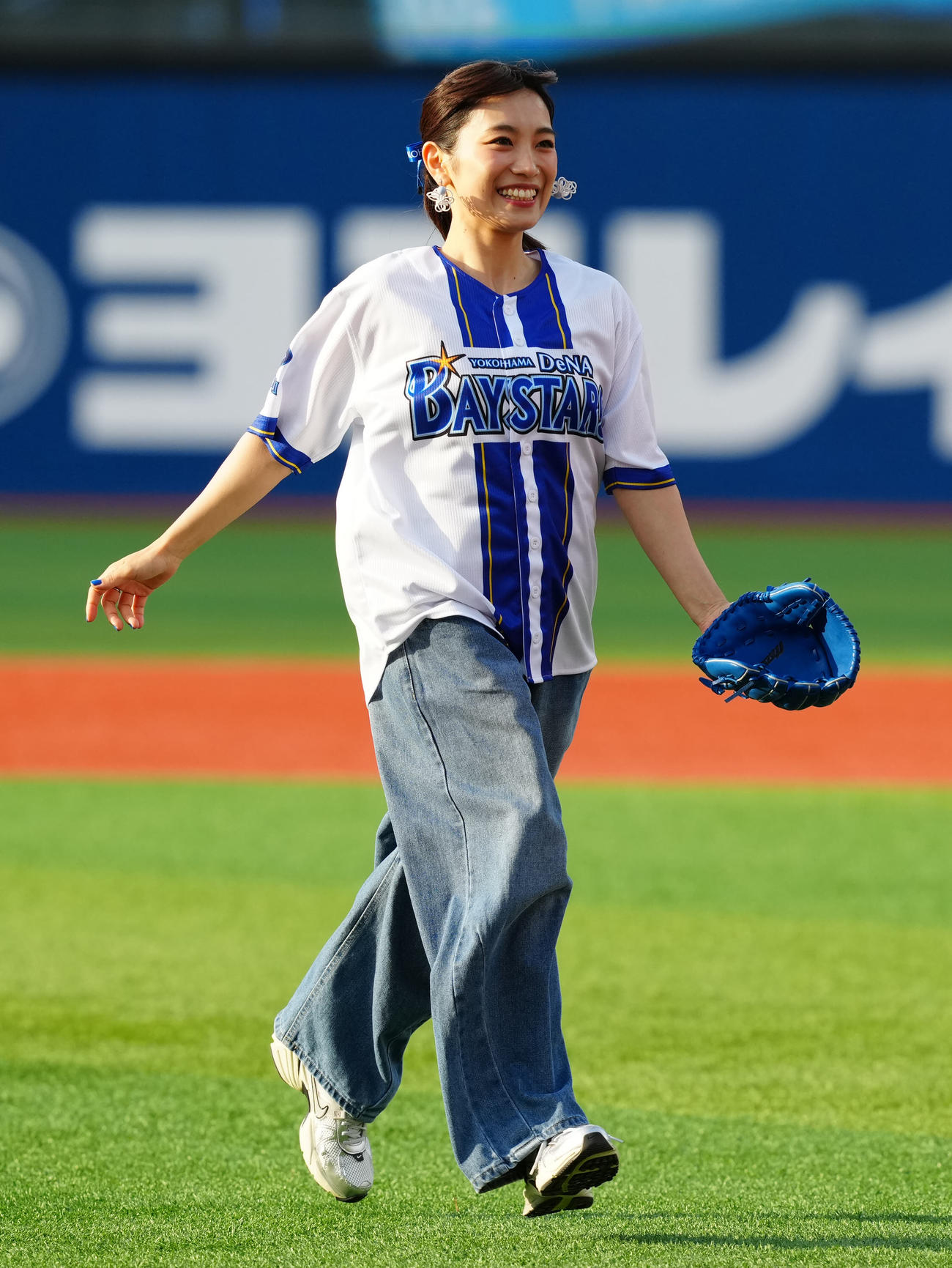 DeNA対中日　試合前、セレモニアルピッチに臨んだmiwa（撮影・江口和貴）