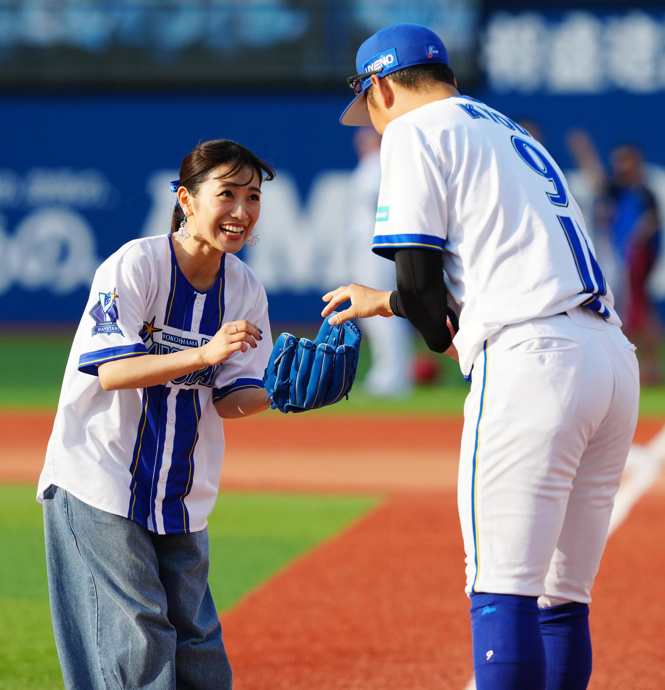 DeNA対中日　試合前、セレモニアルピッチに臨んだmiwa（撮影・江口和貴）