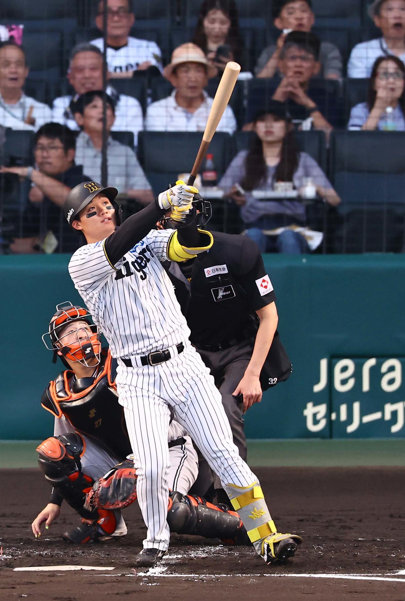 阪神対巨人　1回裏阪神1死一塁、森下は先制2点本塁打を放つ（撮影・上田博志）