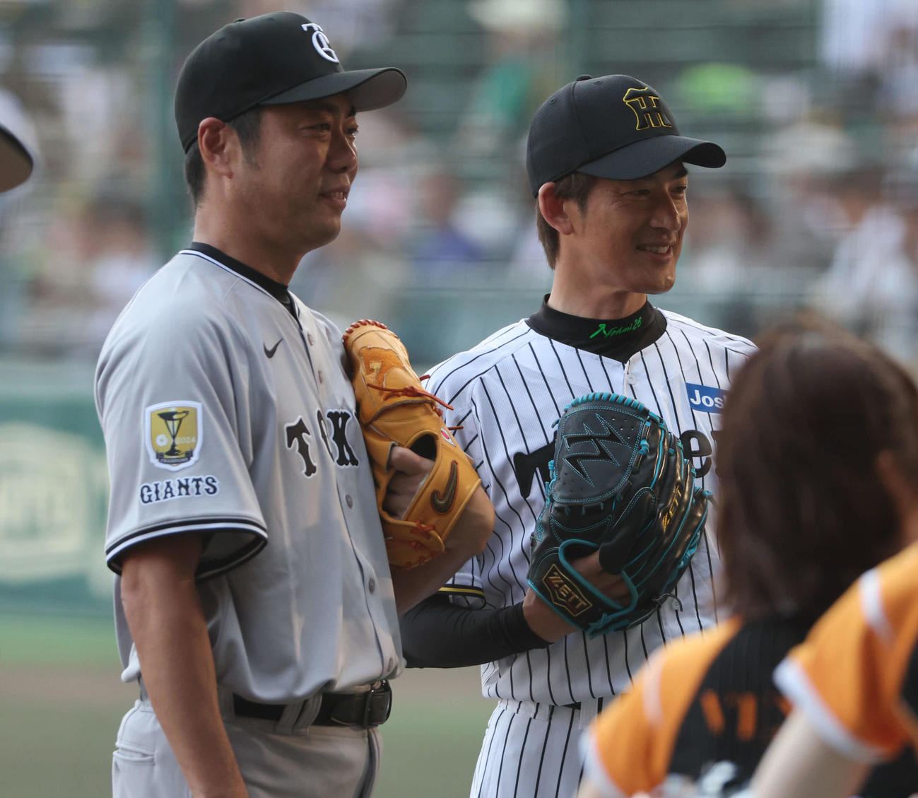阪神対巨人　試合前にスピードガン対決を行った能見篤史氏（右）と上原浩治氏は記念写真に納まる（撮影・西尾就之）