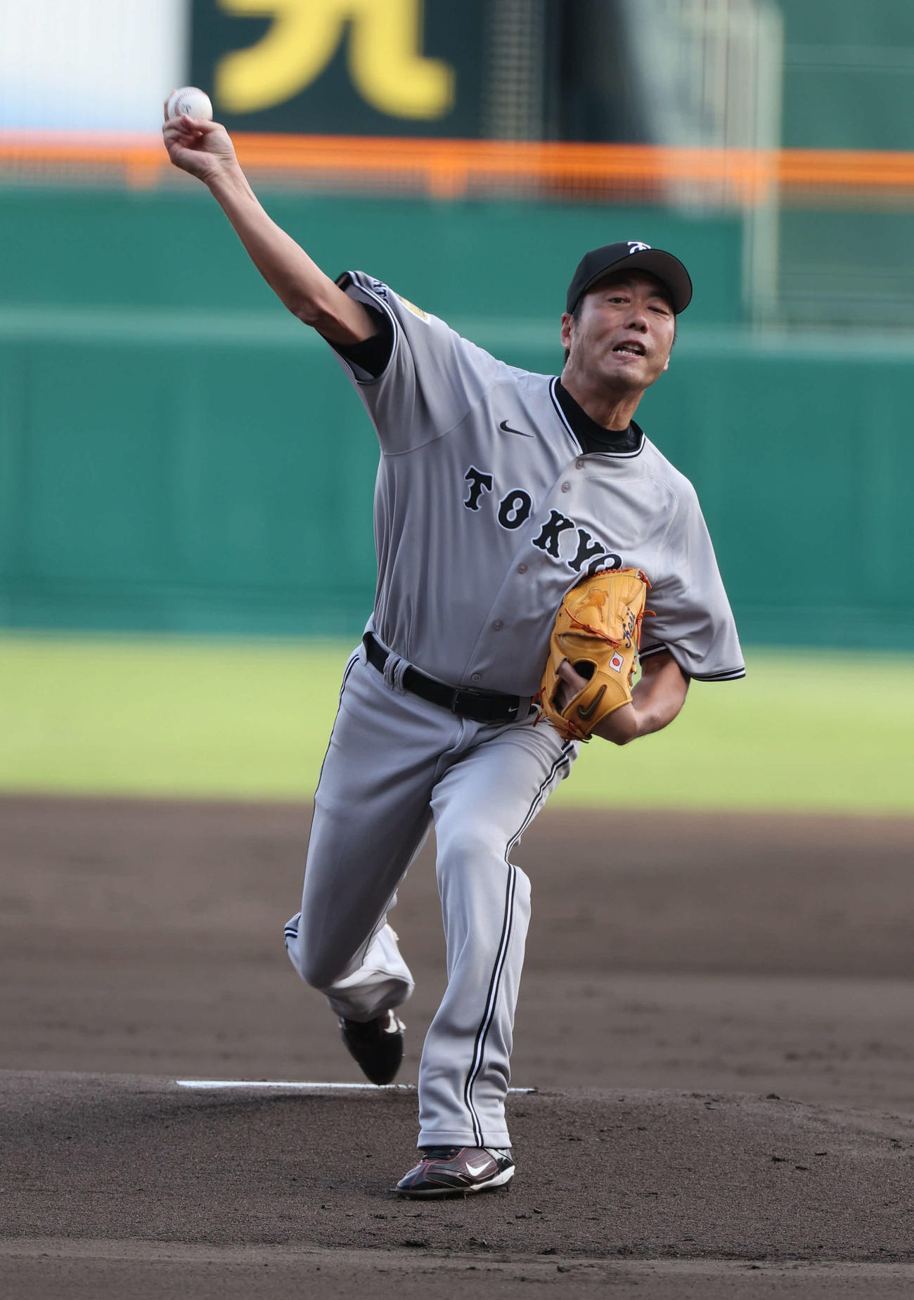 阪神対巨人　試合前にスピードガン対決で129キロをマークした上原浩治氏（撮影・西尾就之）