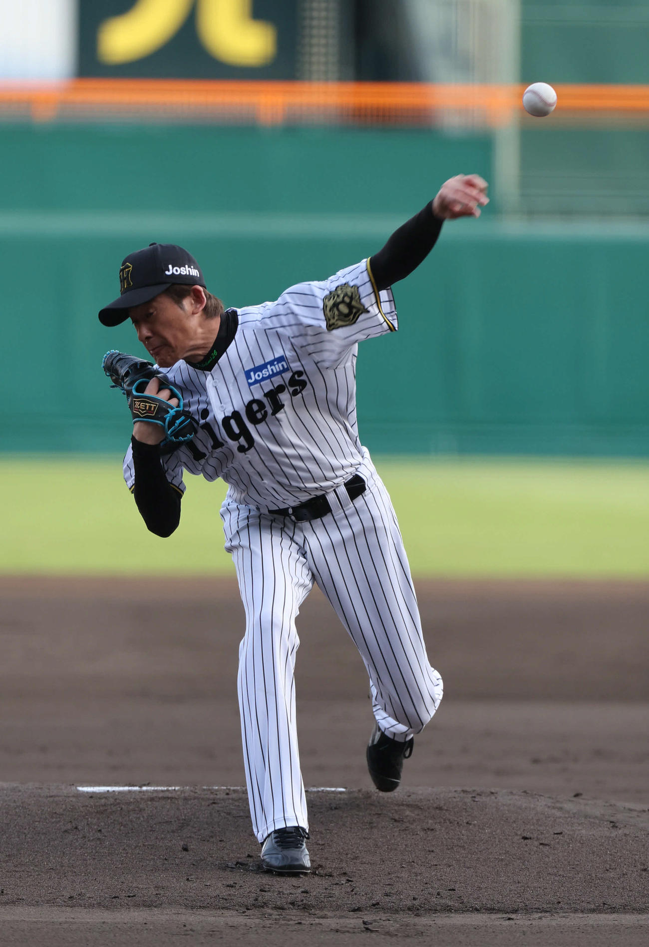 阪神対巨人　試合前にスピードガン対決で最後の1球で130キロをマークし勝利した能見篤史氏（撮影・西尾就之）