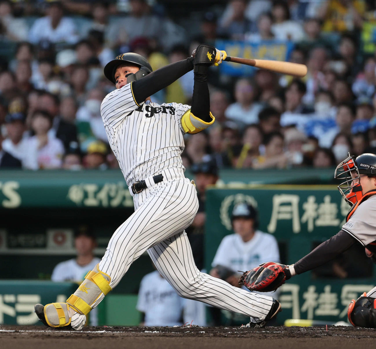 阪神対巨人　1回裏阪神1死一塁、森下は左越えに2点本塁打を放つ（撮影・西尾就之）