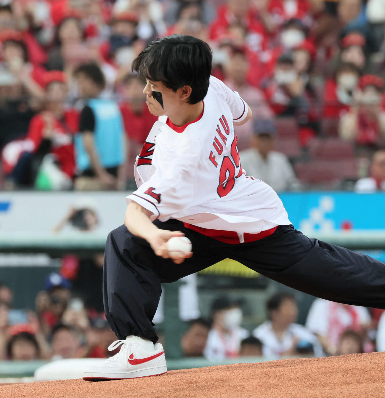 広島対ヤクルト　始球式を行う鈴木福（撮影・加藤孝規）