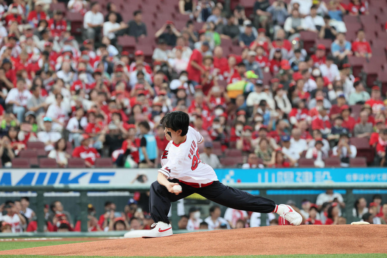 広島対ヤクルト　始球式　鈴木福（撮影・加藤孝規）